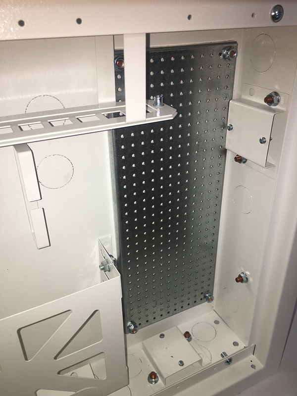 Шкаф квартирный телекоммуникационный встраиваемый с радиопрозрачной дверцей