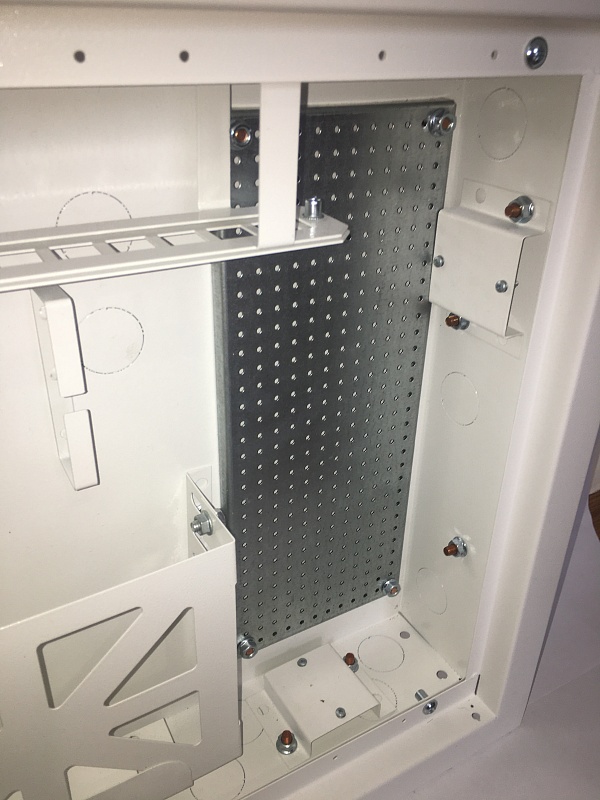 Шкаф квартирный телекоммуникационный встраиваемый с радиопрозрачной дверцей